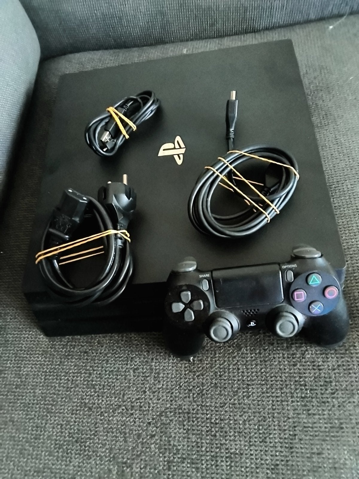 PlayStation 4 Pro 1Tb controller en kabels, Verzenden, Zo goed als nieuw, 1 TB, Met 1 controller