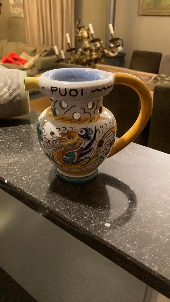 Dit is een vintage Italiaanse puzzle jug, Enlèvement