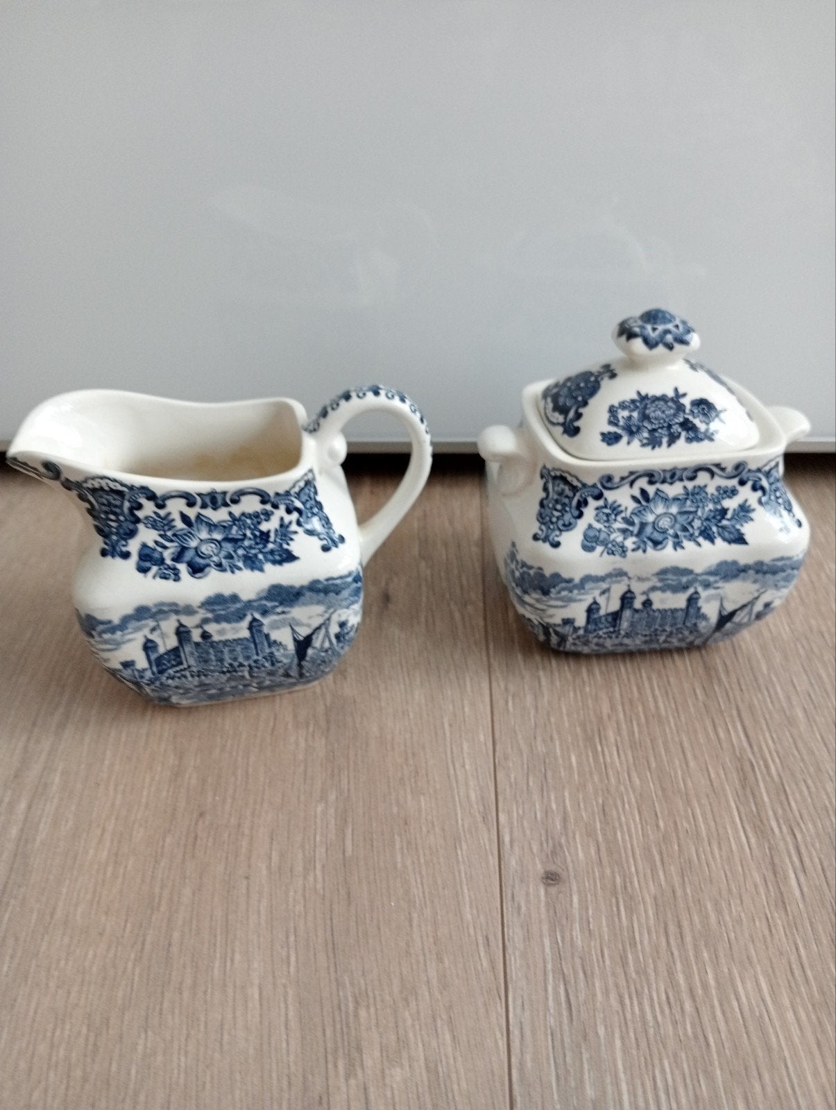 Melk- en suikerpot., Ophalen