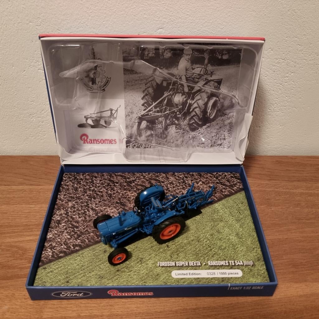 Fordson Super Dexta met Ransomes Ploeg Universal Hobbies, Ophalen of Verzenden, Nieuw, Tractor of Landbouw, Universal Hobbies
