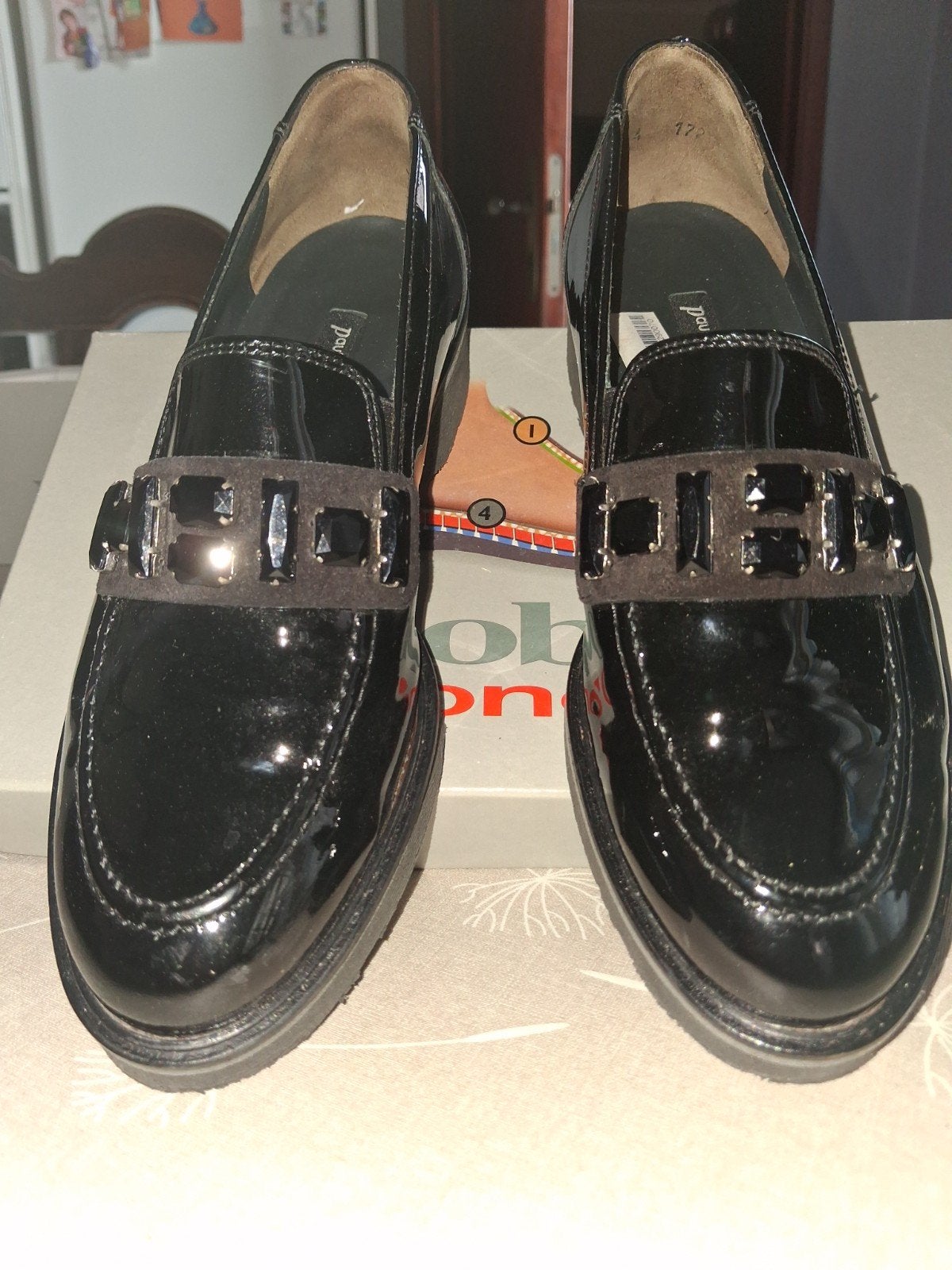 Chaussures vertes Paul, Enlèvement