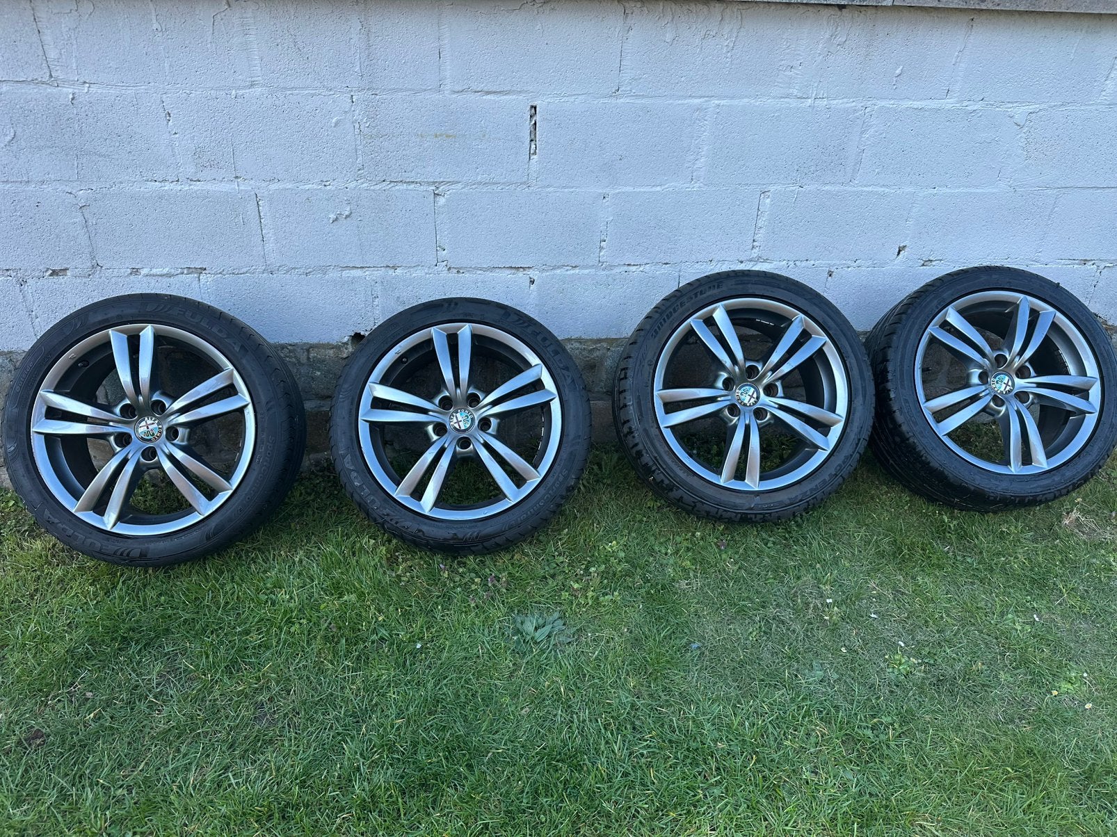 Alfa Giulietta 17 inch velgen met zomerbanden (set van 4), Autos : Pièces & Accessoires, Pneus été, 17 pouces, Enlèvement, Jante(s)