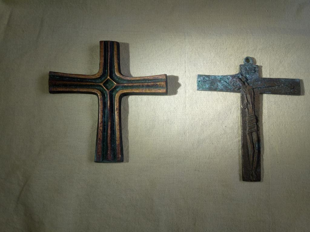 Petits crucifix en Bronze, Enlèvement