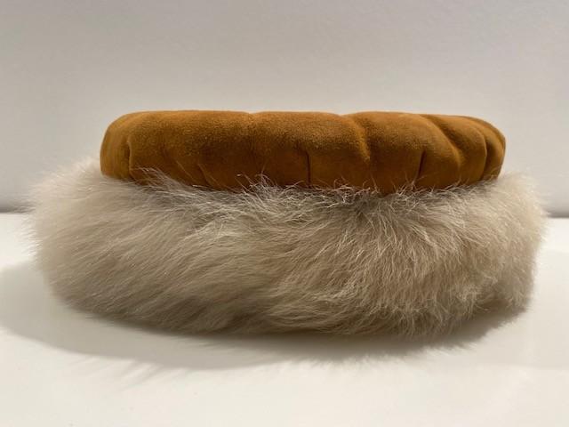 Beige winterhoed afgezet met imitatiepels unisex, Ophalen of Verzenden, Gedragen, 56 of 57 cm (M, 7 of 7⅛ inch), Hoed