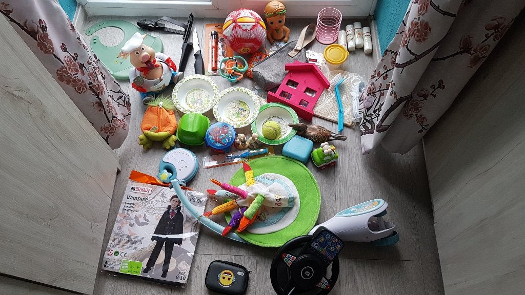 jouets, couteau de plongée, objets divers, Enlèvement