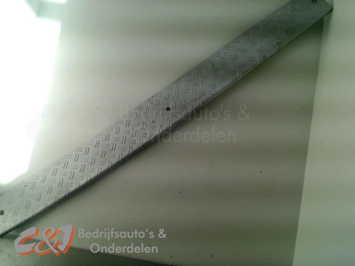 Bumperdeel links-achter van een Renault Trafic, Gebruikt, -, Renault, -
