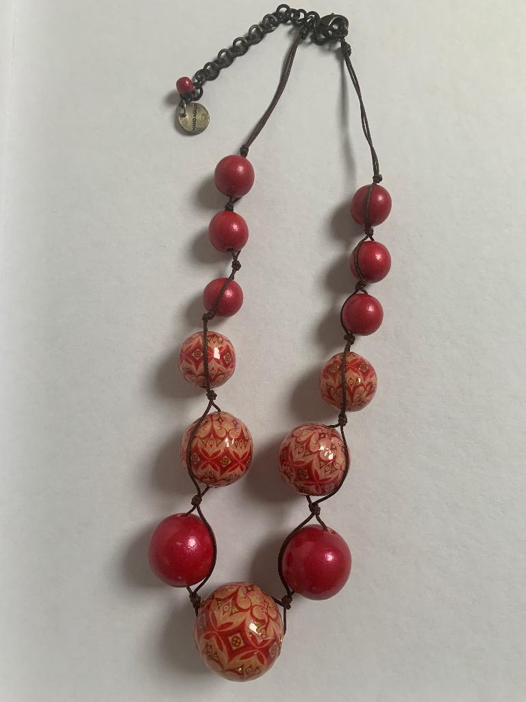 Joli collier en perles rouges, Bijoux, Sacs & Beauté, Rouge, Enlèvement ou Envoi, Comme neuf, Autres matériaux