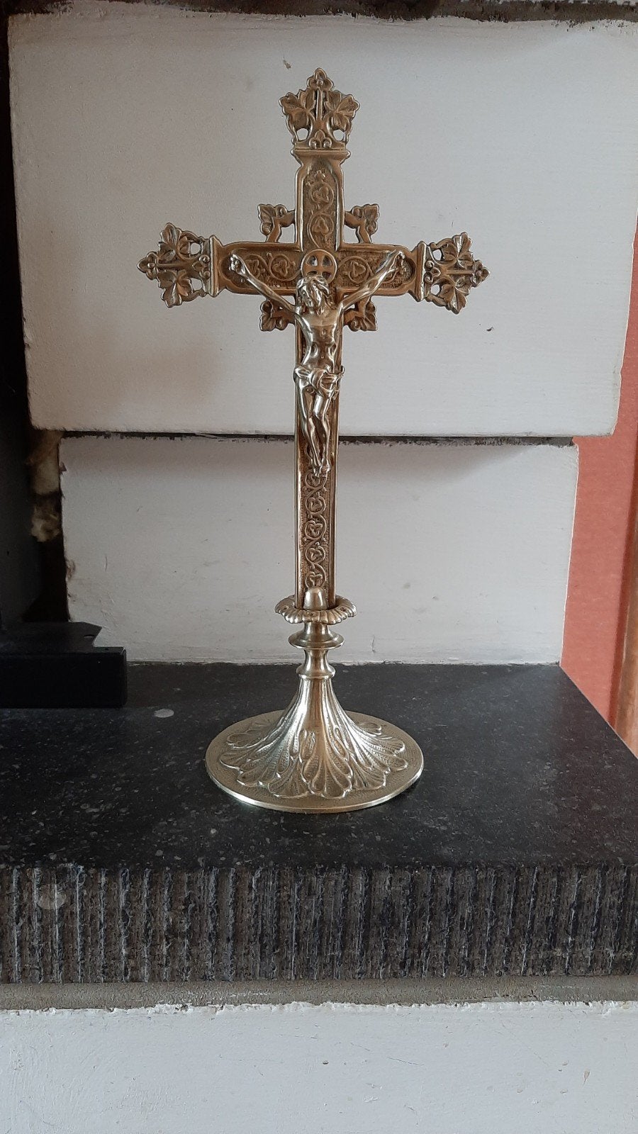 Très beau crucifix sur pied en cuivre, Enlèvement