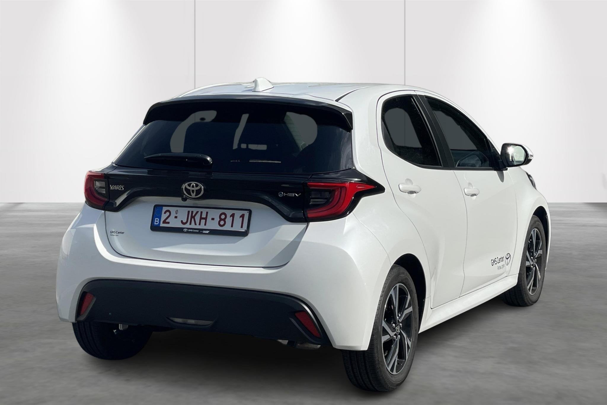 Toyota Yaris 1.5 VVT-i Hybrid 85kW Iconic e-CVT - DEMO, Auto's, Zwart, 116 pk, 450 kg, Wit