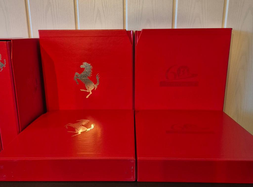 Coques exclusives Ferrari 10 avec timbres assortis., Enlèvement ou Envoi