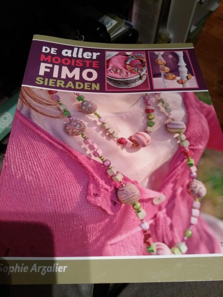 Boek voor juwelen te meken met fimoklei, Hobby en Vrije tijd, Ophalen of Verzenden