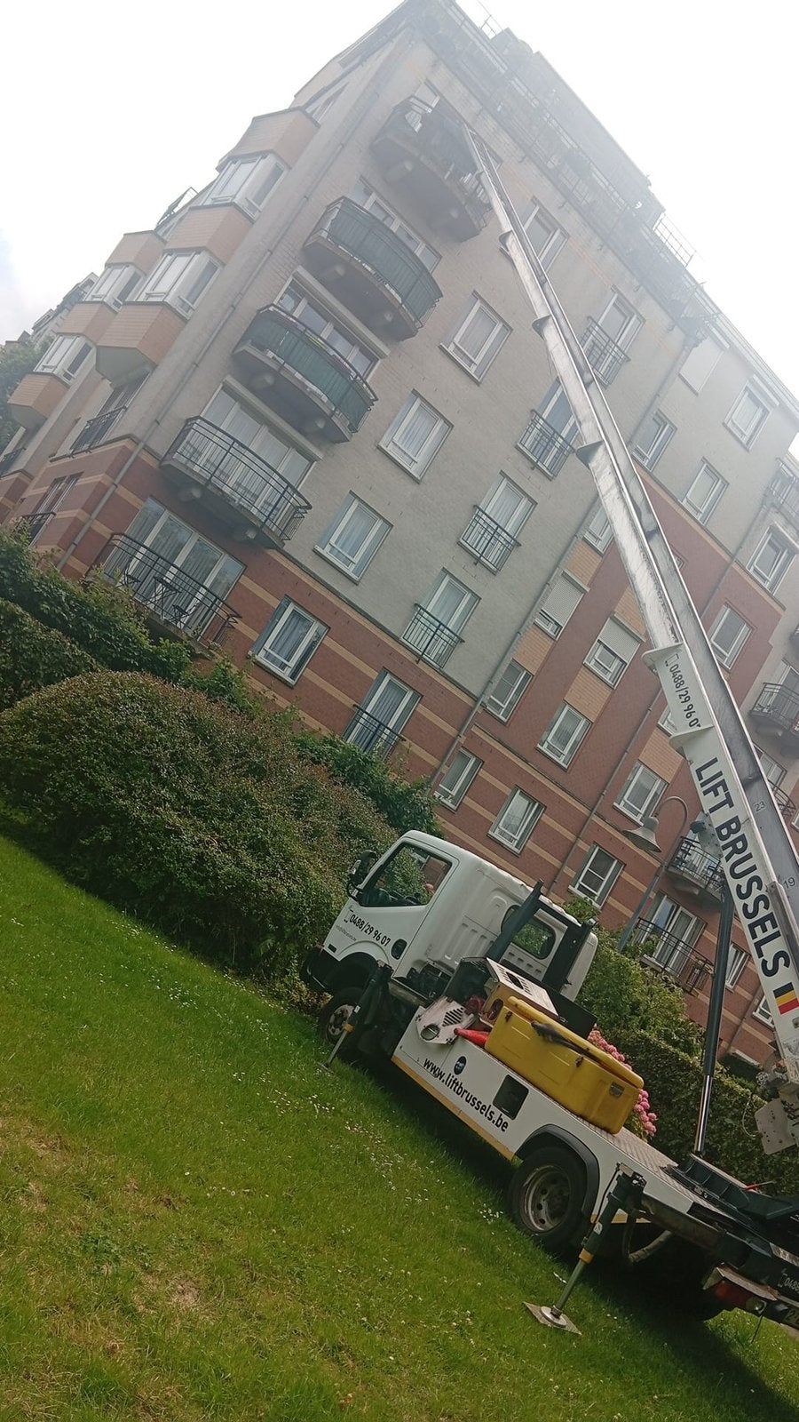 Lift et camion dispo pour démenagement/transport 0488299607