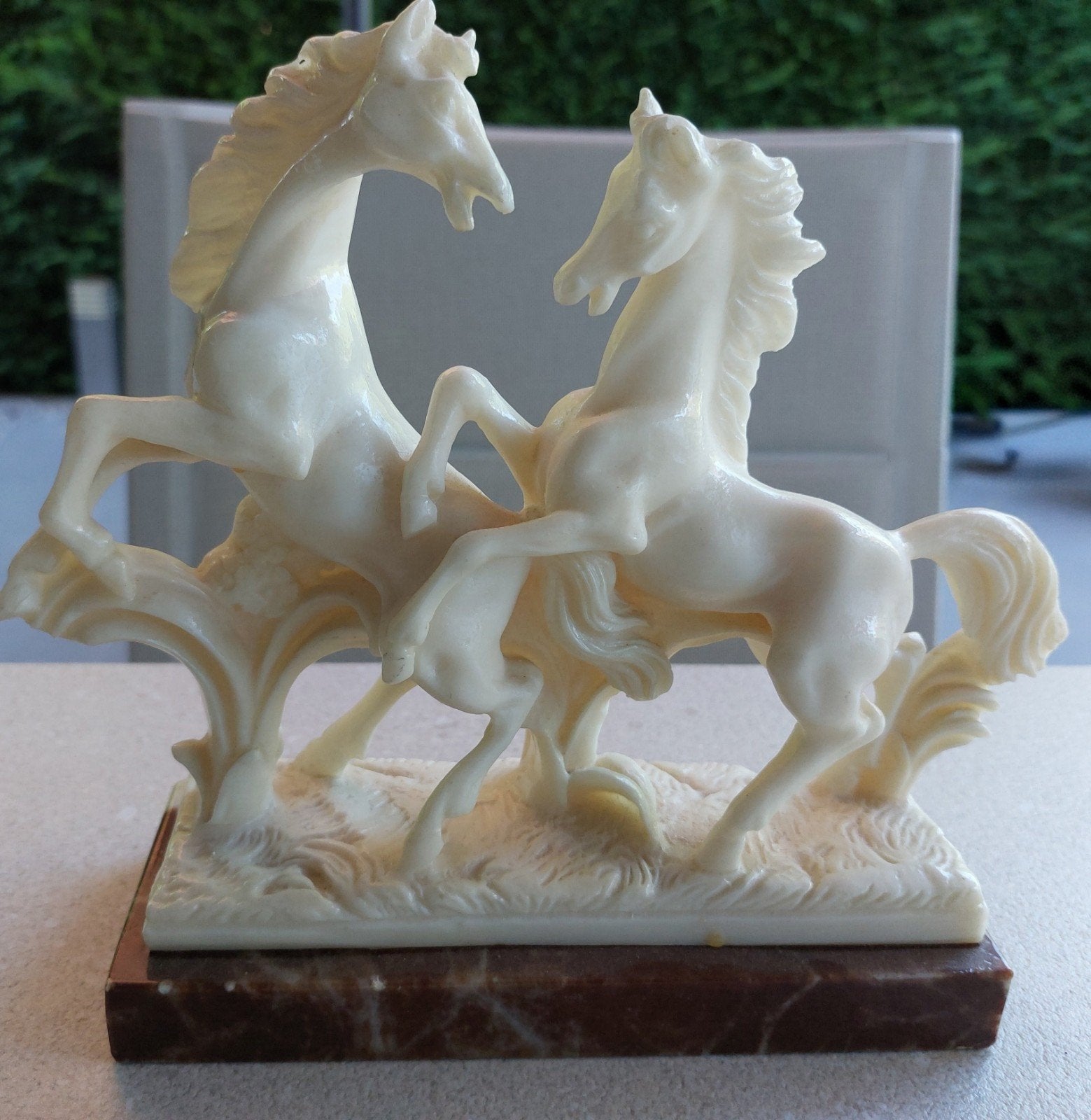 Albastbeeld op marmervoet paarden, Antiek en Kunst, Ophalen of Verzenden, Beeld, Wit