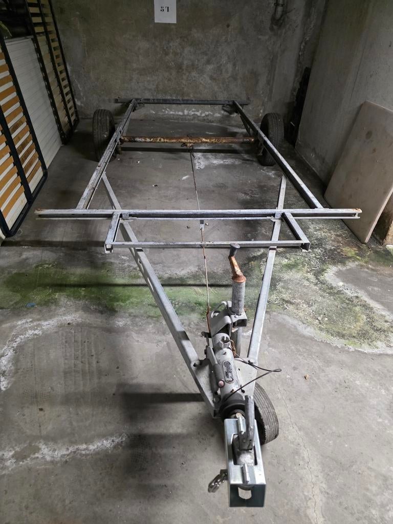Chassis caravane 1350kg, avec freinage, sans papiers, Enlèvement ou Envoi