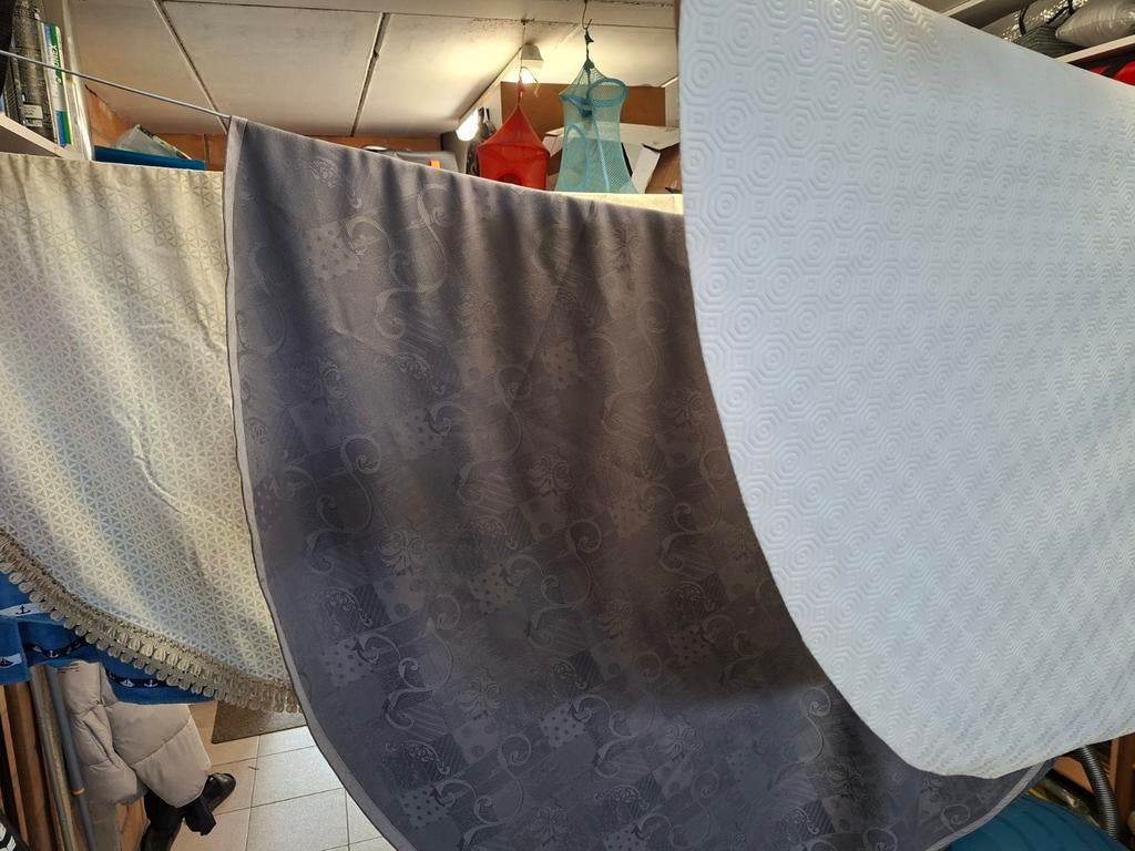 2 tafeldoeken en ronde tafelbeschermer, Huis en Inrichting, Tafelkleden, Ophalen