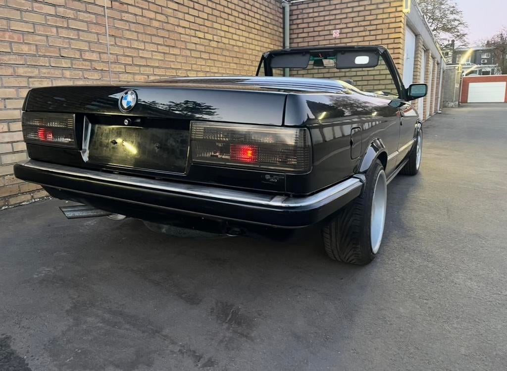 BMW E30 320i Cabrio Beaucoup renouvelée - 179 000 km - Noir, Cabriolet, Boîte manuelle, Noir, 95 kW
