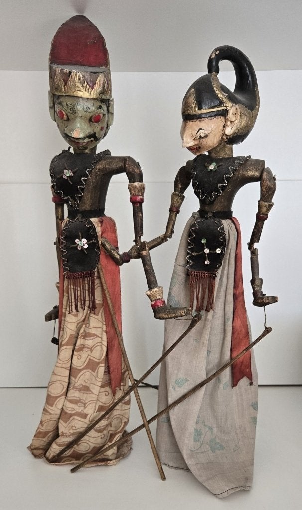 Wayang Golek houten stokpoppen, Ophalen