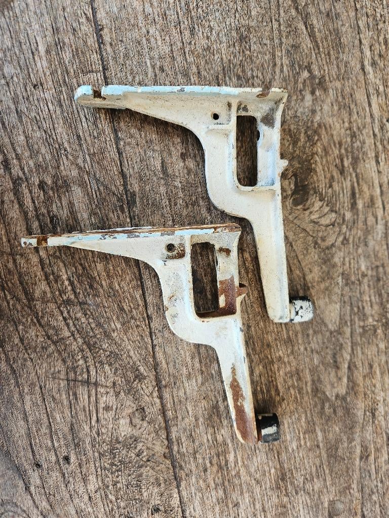 2 gietijzeren steunen Hoog 15 cm Lang 19 cm, Enlèvement