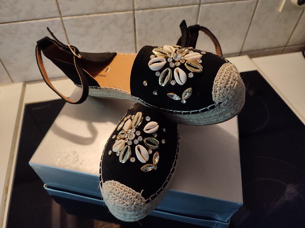 Sandalen - versierd met stenen en schelpen-, Kleding | Dames, Schoenen, Ophalen of Verzenden, Nieuw, Sandalen of Muiltjes