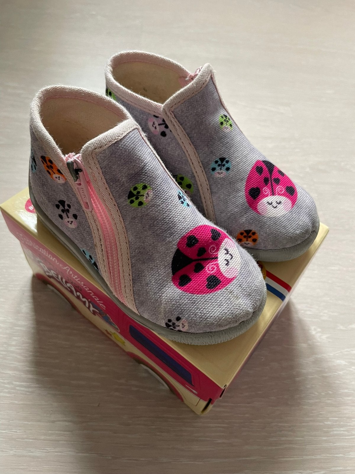 Bellamy kinderpantoffels - 2 stuks maat 22 en 23, Kinderen en Baby's, Kinderkleding | Schoenen en Sokken, Ophalen, Zo goed als nieuw