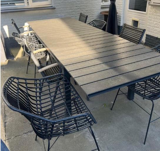 tafel + stoelen te huur, Ophalen, Zo goed als nieuw