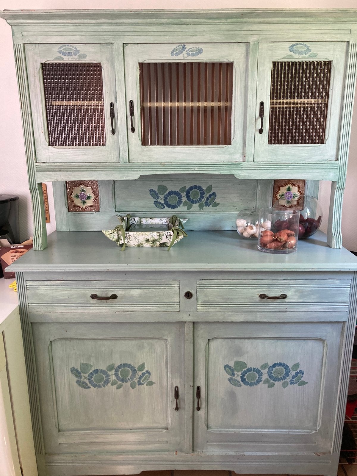 Buffet en pin customisé., 25 à 50 cm, Avec tablette(s), 100 à 150 cm, Utilisé