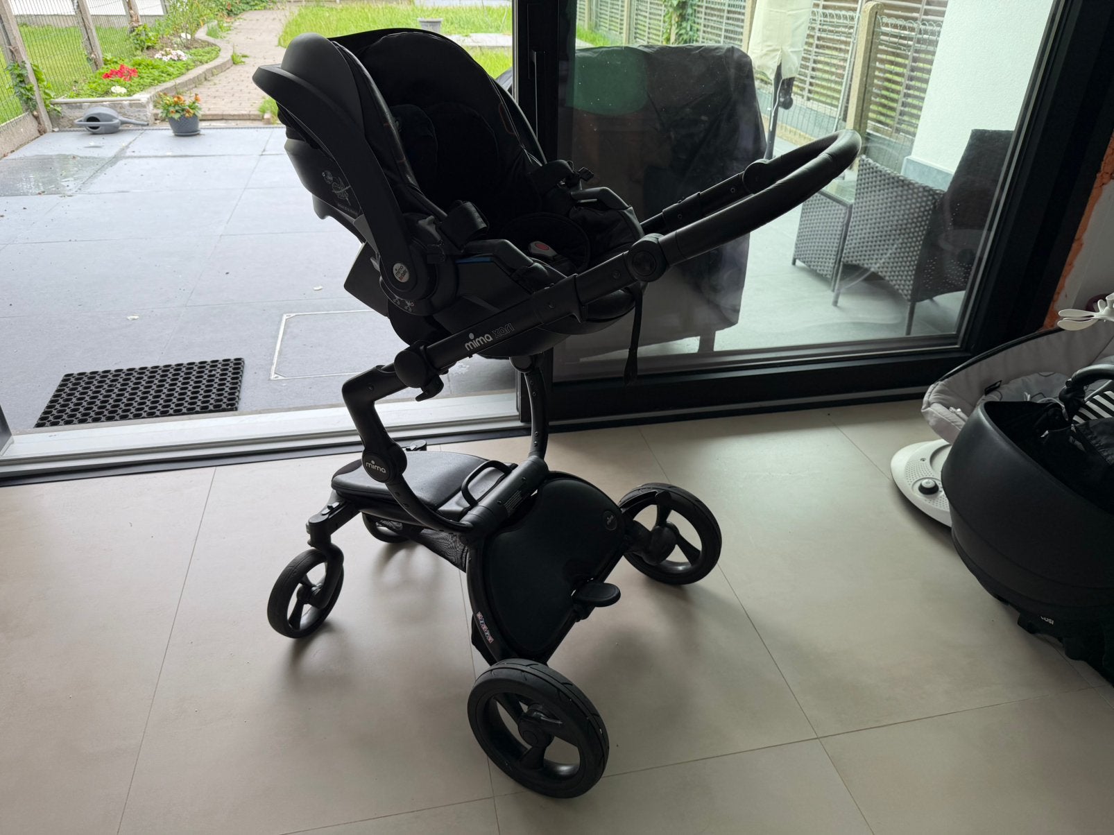 Mima autostoel met adapters, Enfants & Bébés, Enlèvement, Utilisé, Autres marques, Ceinture de sécurité ou Isofix