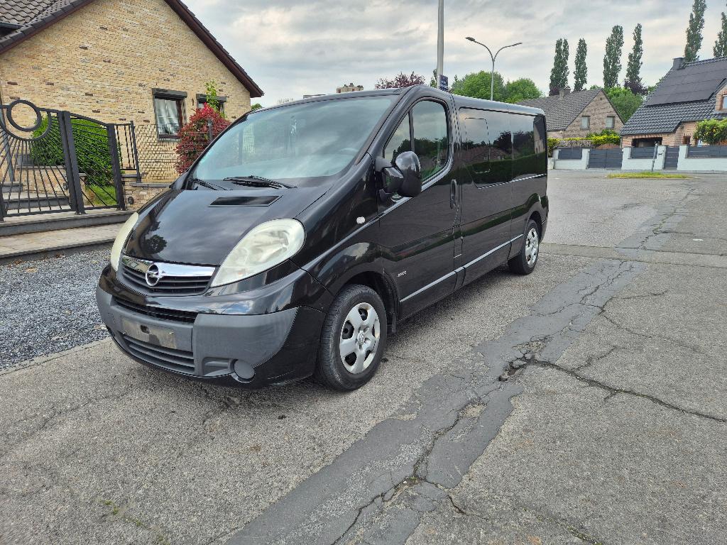 Opel vivaro 2.5l cdti double cabine 5 places long châssis, Auto's, Opel, Stof, Vivaro, Parkeersensor, Zwart