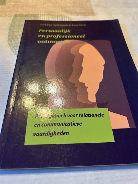 Persoonlijk en professioneel ontmoeten  Anne Petit, Ophalen of Verzenden, Zo goed als nieuw