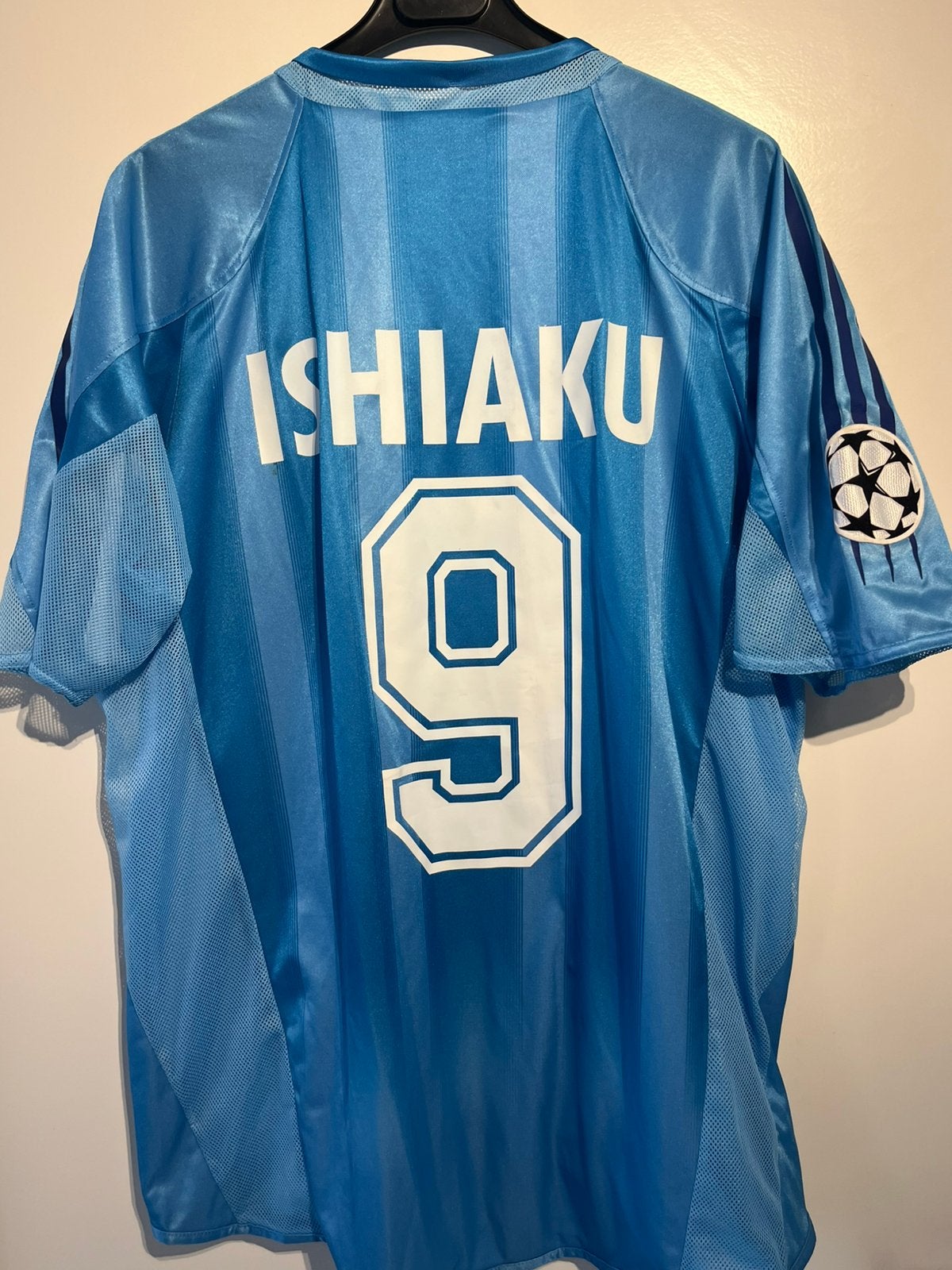 Le match de la Ligue des champions d'Ishiaku a été publié, Collections, Articles de Sport & Football, Enlèvement ou Envoi, Comme neuf