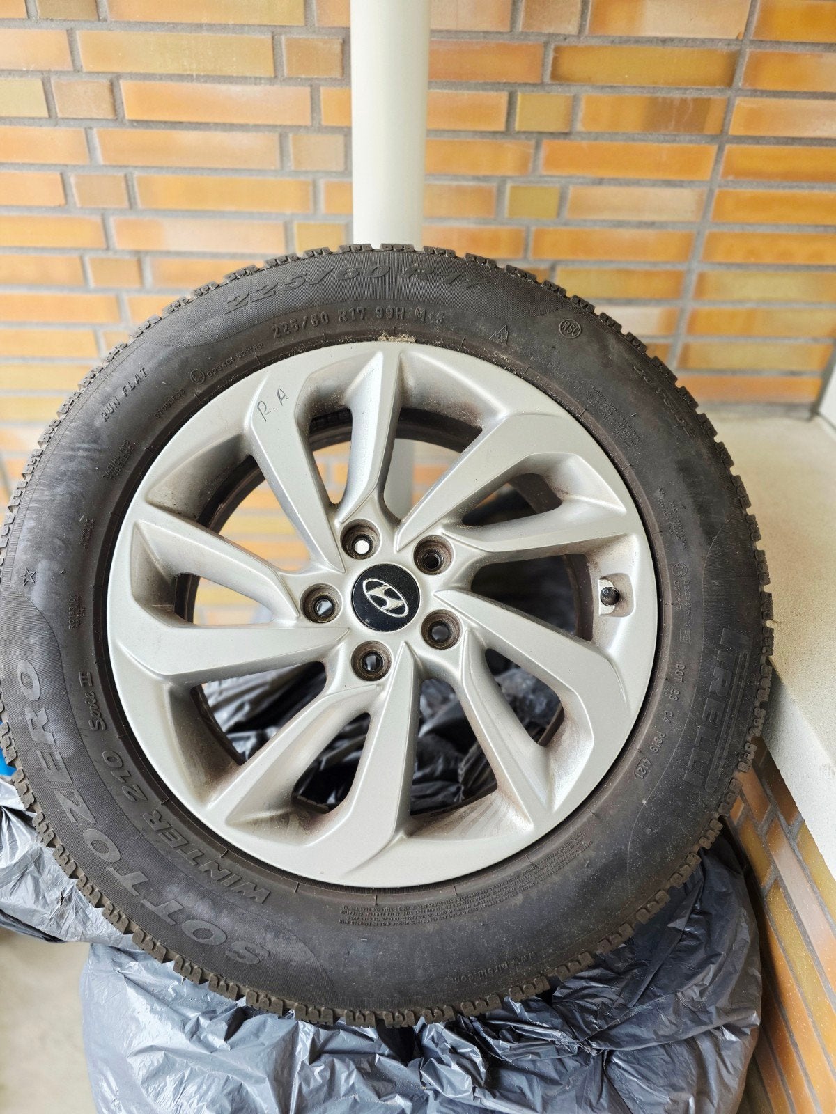 Hyundai Tucson 4 orginele velgen met Pirelli winterband en R, Auto-onderdelen, Banden en Velgen, Ophalen, Velg(en)