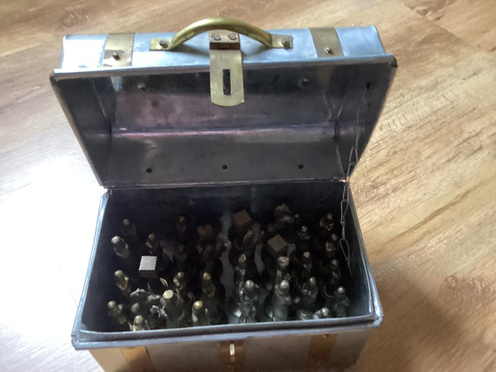 Tinnen schaak figuren compleet, Ophalen