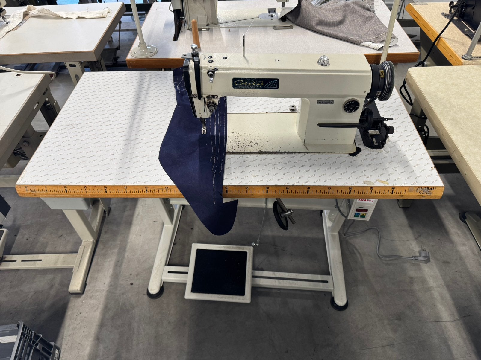 Industriele naaimachine global rechtstikker nieuw motor, Hobby en Vrije tijd, Naaimachines en Toebehoren, Gebruikt, Naaimachine