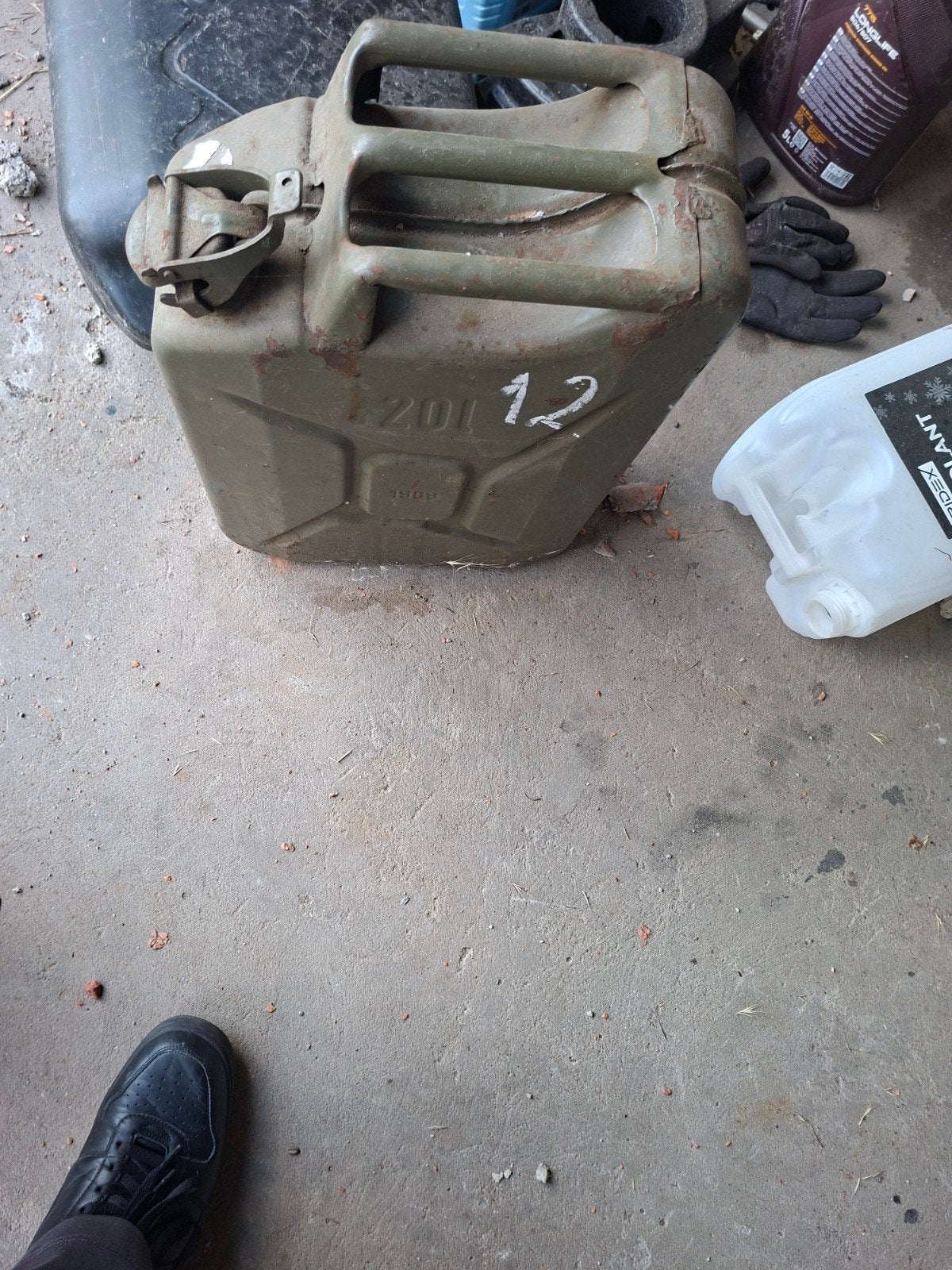 Jerrycan, Ophalen