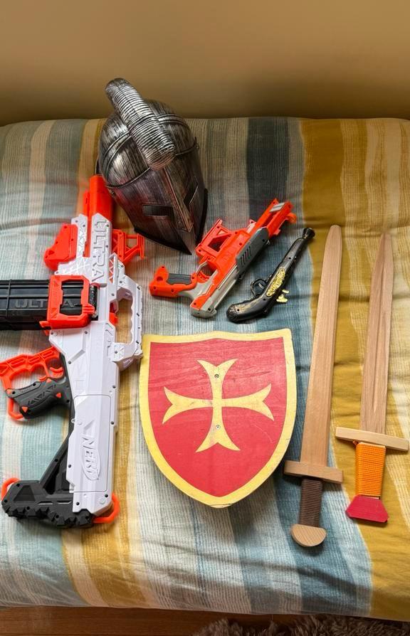 Speelgoed nerf-geweren, pistool, helm, houten zwaard, schild, Ophalen of Verzenden, Gebruikt