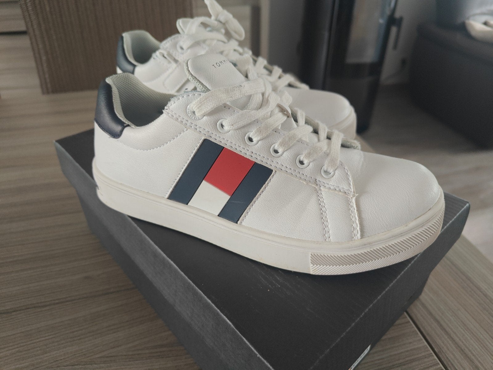 Sneakers Tommy Hilfiger, Enfants & Bébés, Vêtements enfant | Chaussures & Chaussettes, Enlèvement