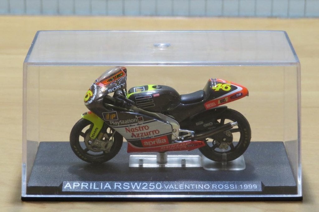 Valentino Rossi Aprilia RSV250 1999 1:24, Hobby & Loisirs créatifs, Enlèvement ou Envoi, Neuf, Moteur, Autres marques