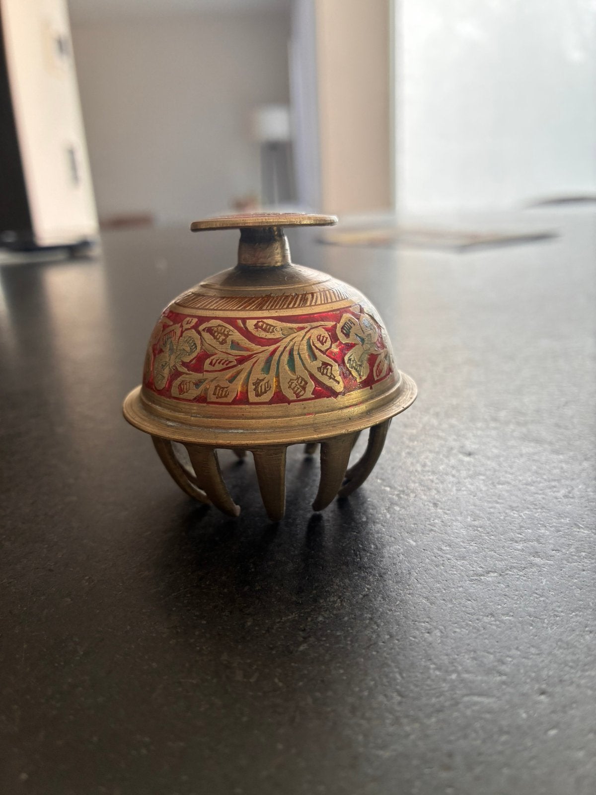 traditionele Indiase klauwbel (claw bell of elephant bell)., Ophalen