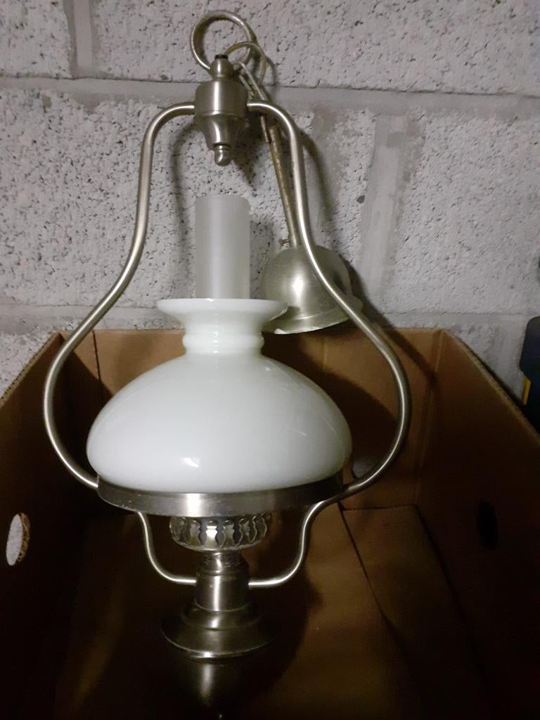 Tinnen hanglamp met witte glazen kap, Ophalen