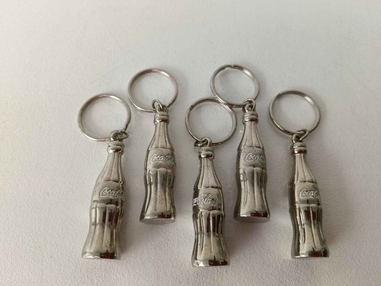 Coca-Cola sleutelhanger flesje in metaal., Verzamelen, Ophalen, Nieuw
