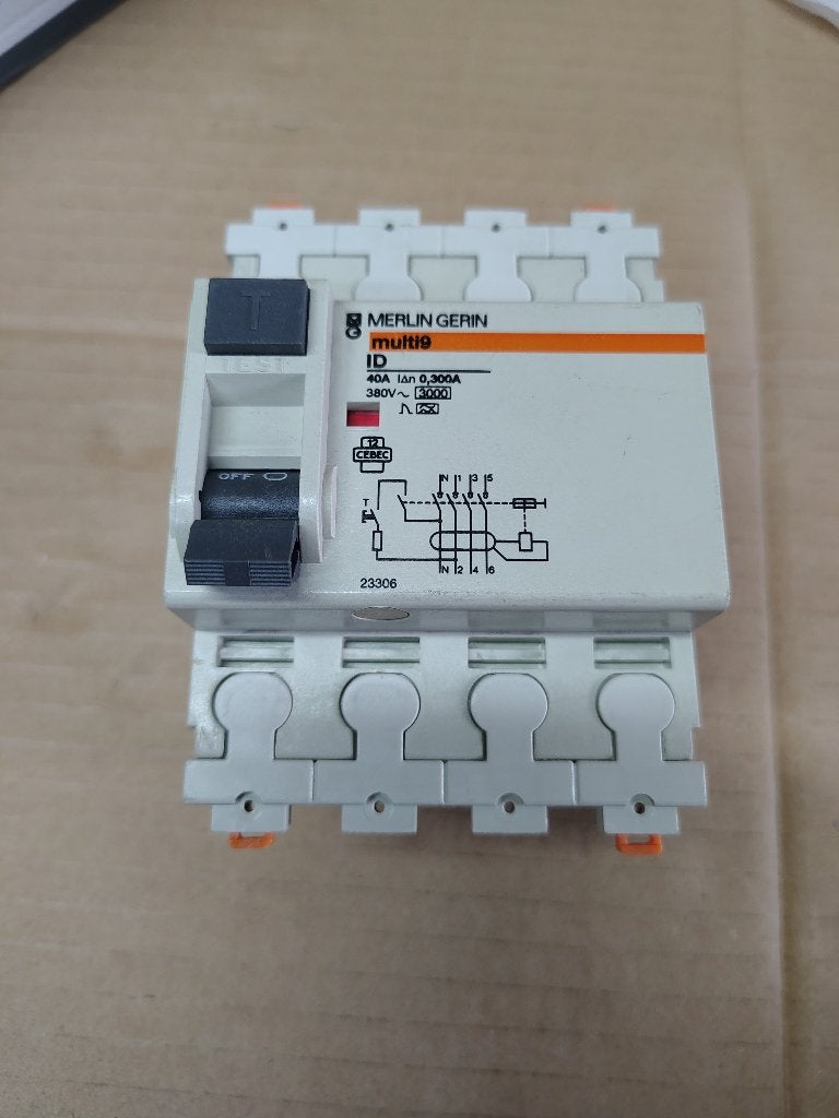 differentieelschakelaar / verliesstroomschakelaar 300 mA 40A, Doe-het-zelf en Bouw, Ophalen, Gebruikt, Aardlekschakelaar