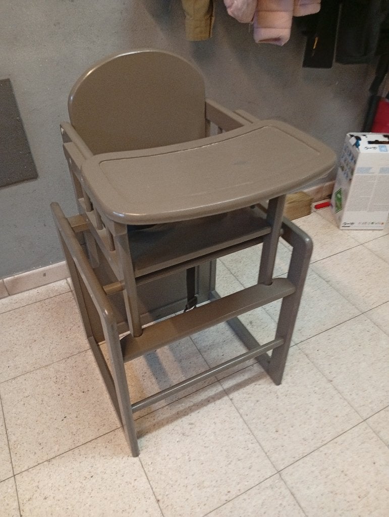 Kinderstoel, meegroeistoel taupe grijsachtig bruine kleur, Kinderen en Baby's, Ophalen, Gebruikt, Meegroeistoel, Afneembaar eetblad