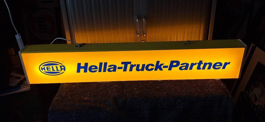 Lange vintage reclamelichtbak van Hella-Truck-Partner., Ophalen, Gebruikt, Lichtbak of (neon) lamp