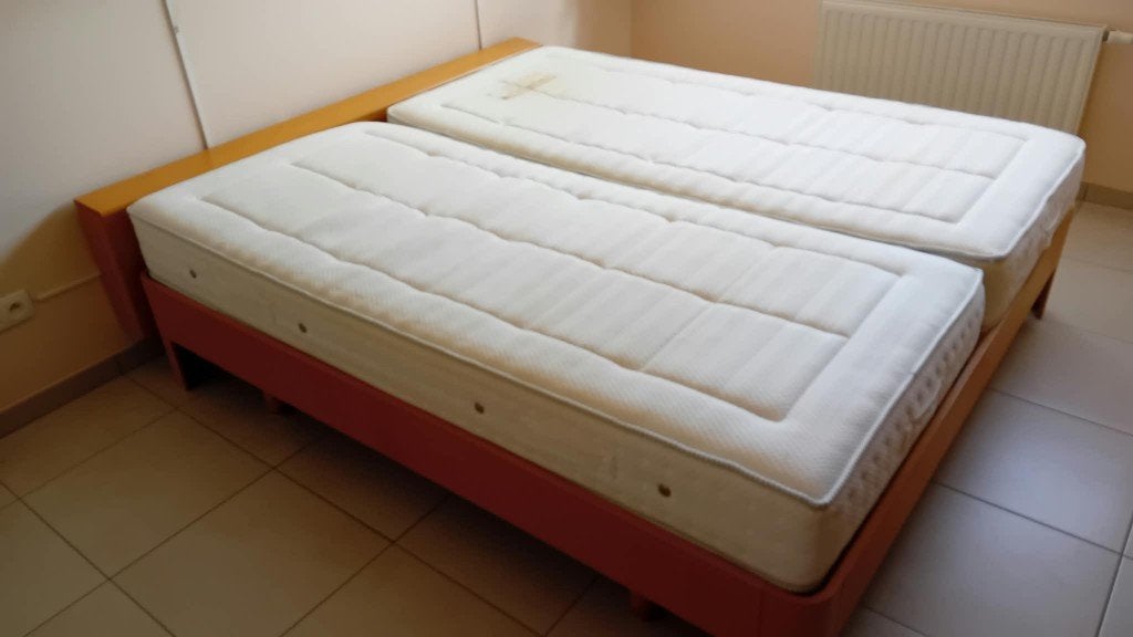 Lit double XXL avec sommiers à lattes, Comme neuf, Enlèvement, 180 cm, Bois