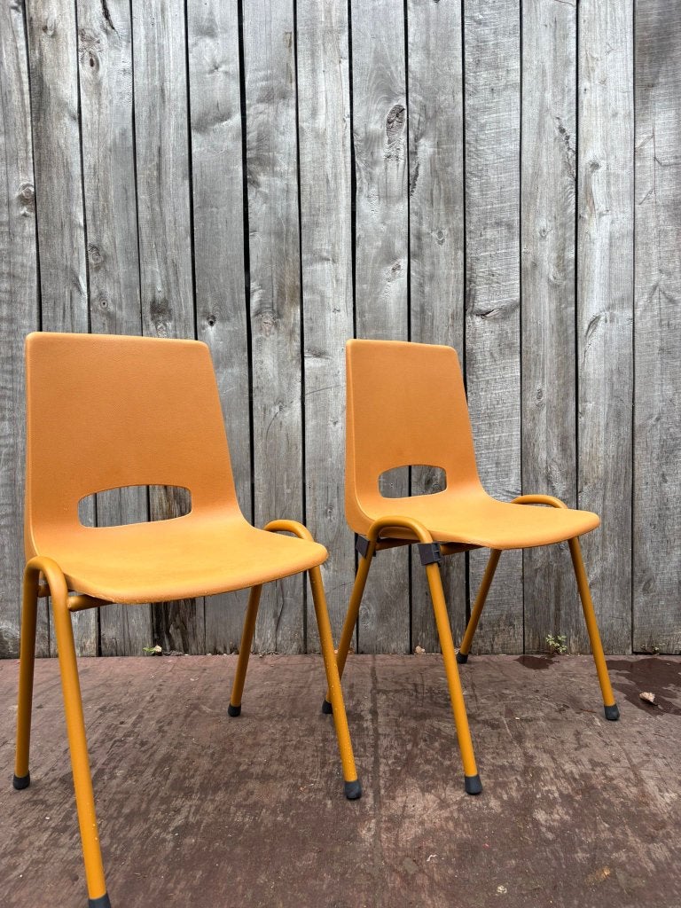 Chaise Oker Polly | 22 en stock, Maison & Meubles, Neuf, Enlèvement ou Envoi, Autres couleurs, Stapelbaar Design met Warme Retro Uitstraling