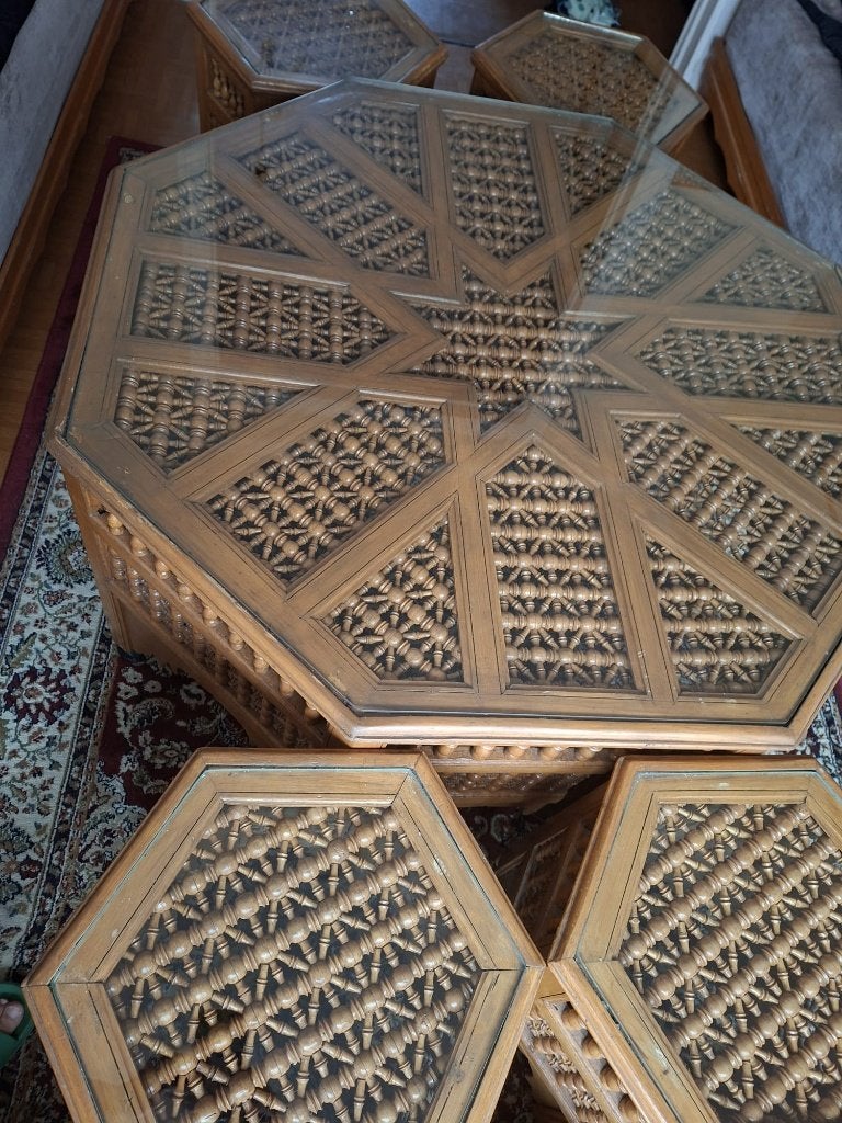 1 grande Table et 4 petites tables en moucharabie, Maison & Meubles, Enlèvement, Comme neuf, Autres formes, 50 – 75