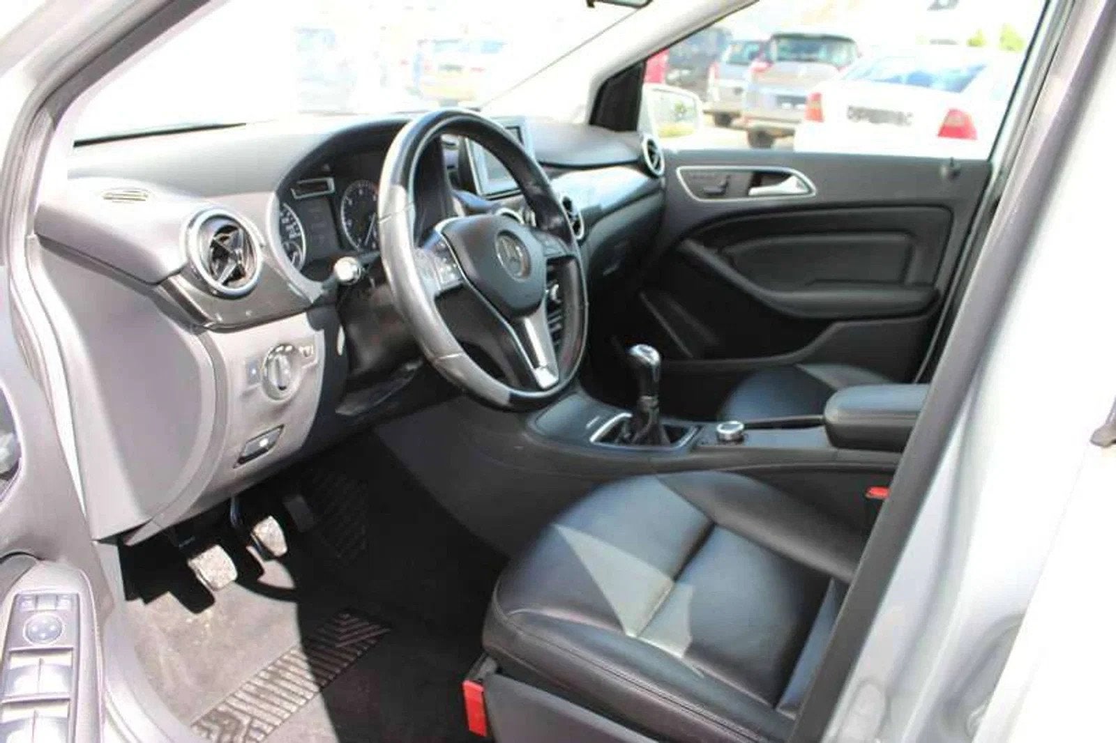 Mercedes-Benz B-CLASS 180 inclusief 3 JAAR garantie - bumper, Auto's, Mercedes-Benz, Euro 5, Gebruikt, Zwart, 4 cilinders