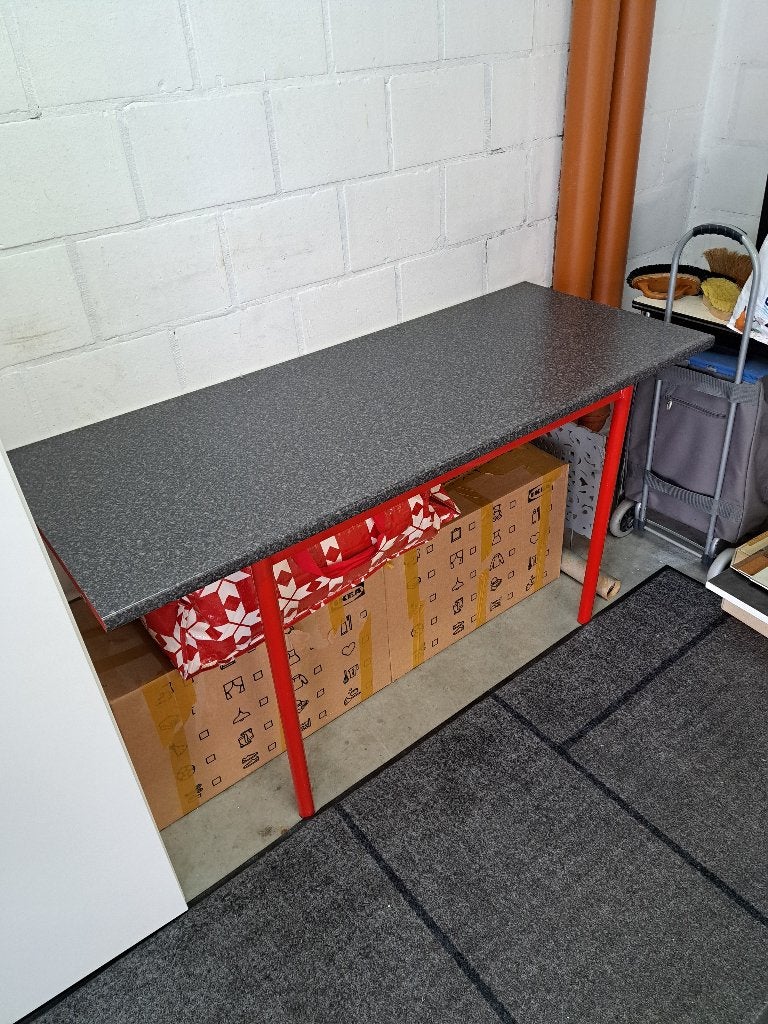Table en parfait état, Métal, 100 à 150 cm, Comme neuf, Enlèvement