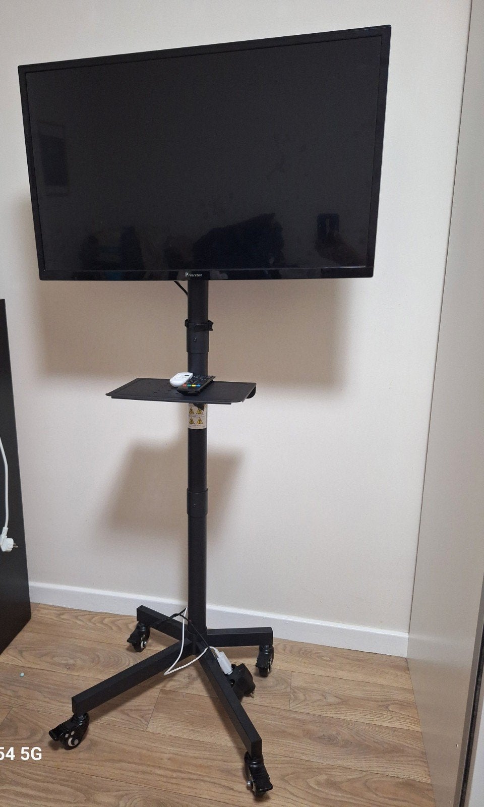 TÉLÉVISEUR PRINCETON 32″ AVEC SUPPORT MOBILE ET CHROMECAST, TV, Hi-fi & Vidéo, Autres marques, 50 Hz, Enlèvement, Utilisé
