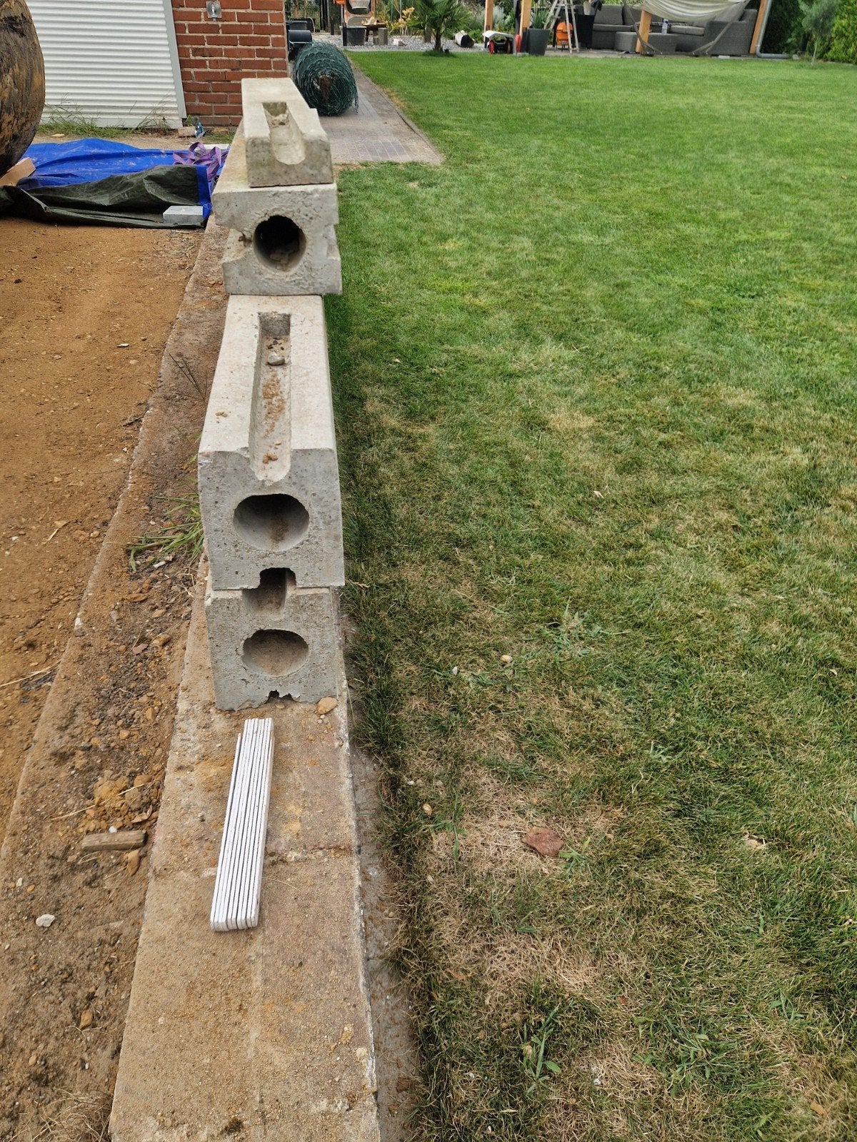 nieuwe betonplaaten en paalhouders voor draadafsluiting, Tuin en Terras, Ophalen